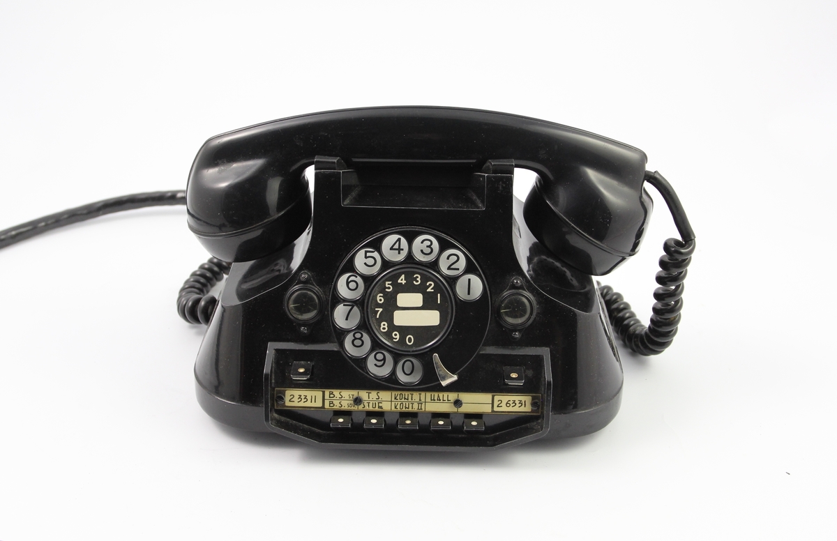 Sort bordtelefon fra 1963. Stod på Bjørn Schoders assistents kontorpult. Direkte overføring til Bjørns kontor. To linjer inn.