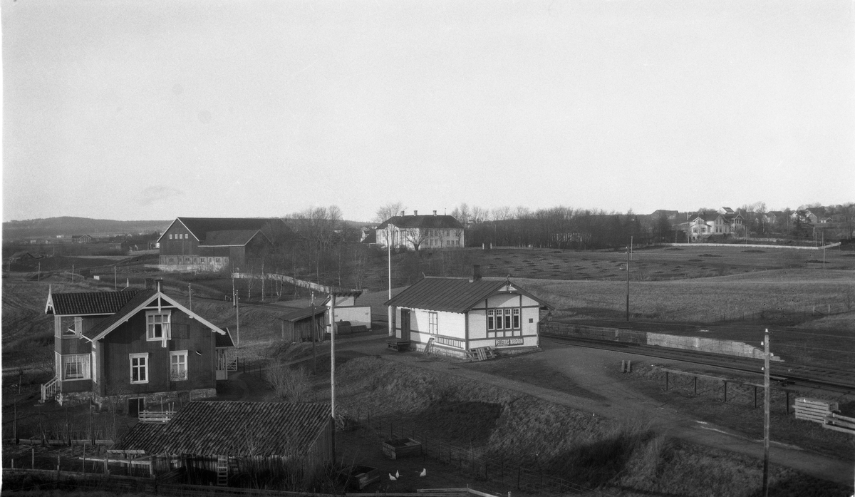 Kraby stasjon, Skreiabanen, 1924. Rett bak stasjonsbygningen gården Rogneby, og til høyre for denne Toten Offentlige Skole (Skolehjemmet), Øvre Rogneby.
Bildet skal være tatt 29.desember, men kanskje tvilsomt da det ikke finnes et snøfnugg.