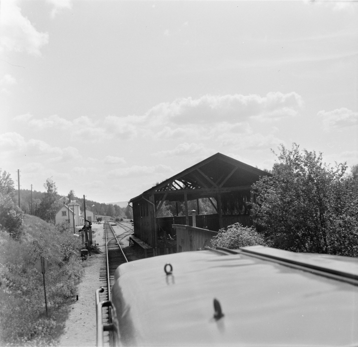 Innkjør på Åmli stasjon. Utsikt fra førerrommet på diesellokomotiv Di 2.