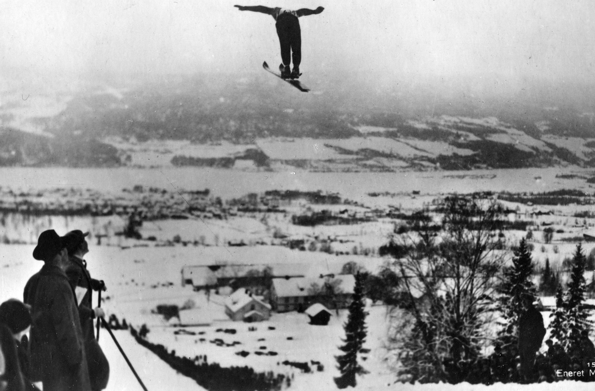 Kongsberg skier Sigmund Ruud jumping at Lillehammer in 1927