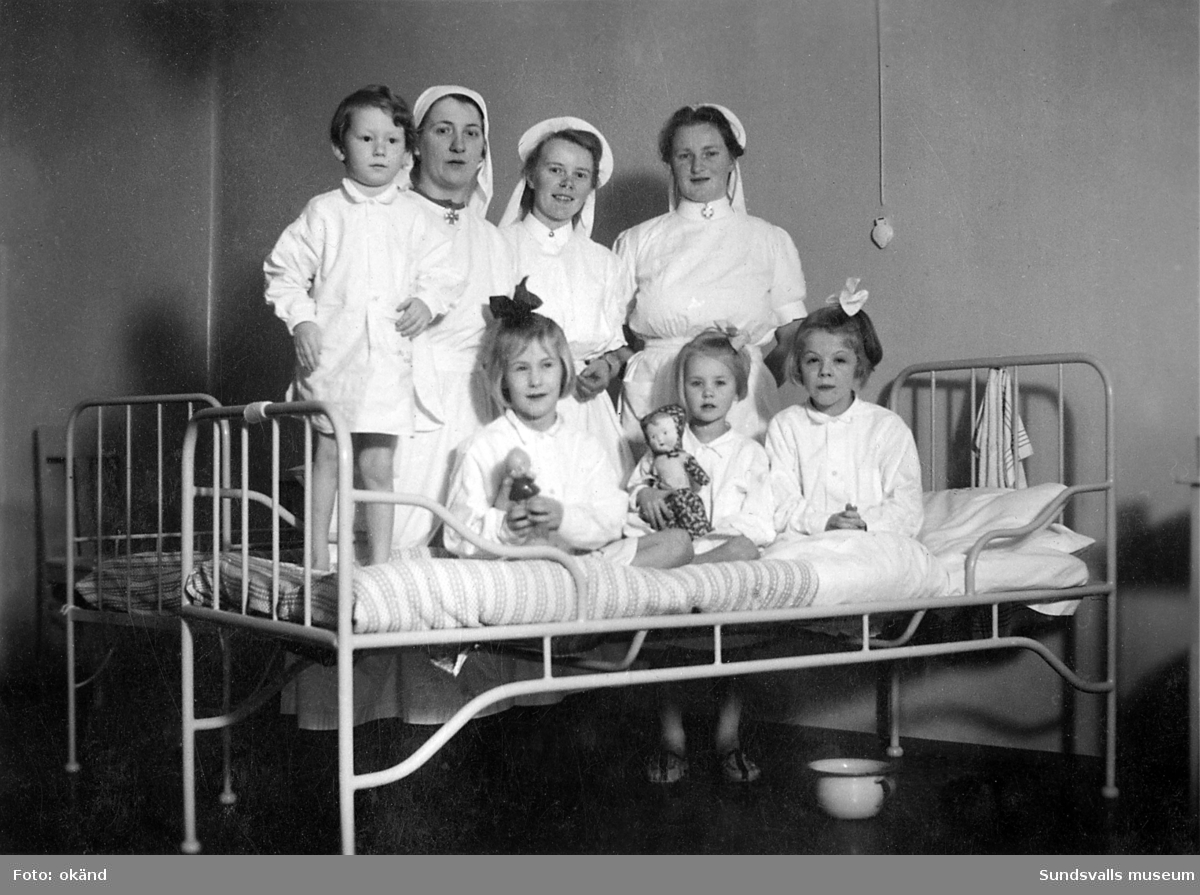Interiörer, människor och utomhusmiljöer hämtade från Epidemisjukhuset vid Ludvigsbergsvägen (tidigare Epidemivägen) i Alliero. Fotografierna kommer från ett privat album som ägdes av Asta Bergström og Svedlund (f. 1920 d. 2015) som arbetade som sjukvårdsbiträde på Epidemisjukhuset under 20 år från 1942 till 1962. Asta Bergström ses främst på bild 9 och 16 samt flera av de andra bilderna.