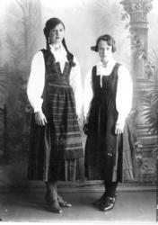 F.v.: Mari Prestjordshaug (f. 1924) og Mari Bismo (f. 1926 g
