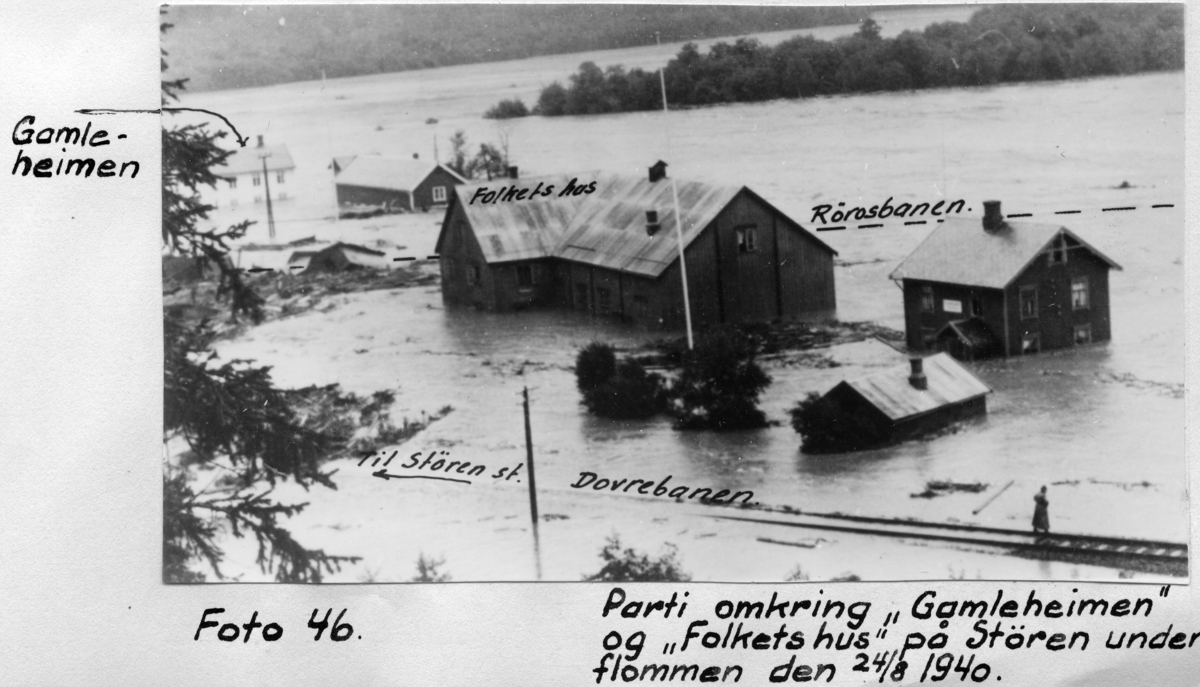 Parti omkring "Gamle-heimen" og "Folkets hus" på Støren under flommen...Flom Gaula (24.08.1940)