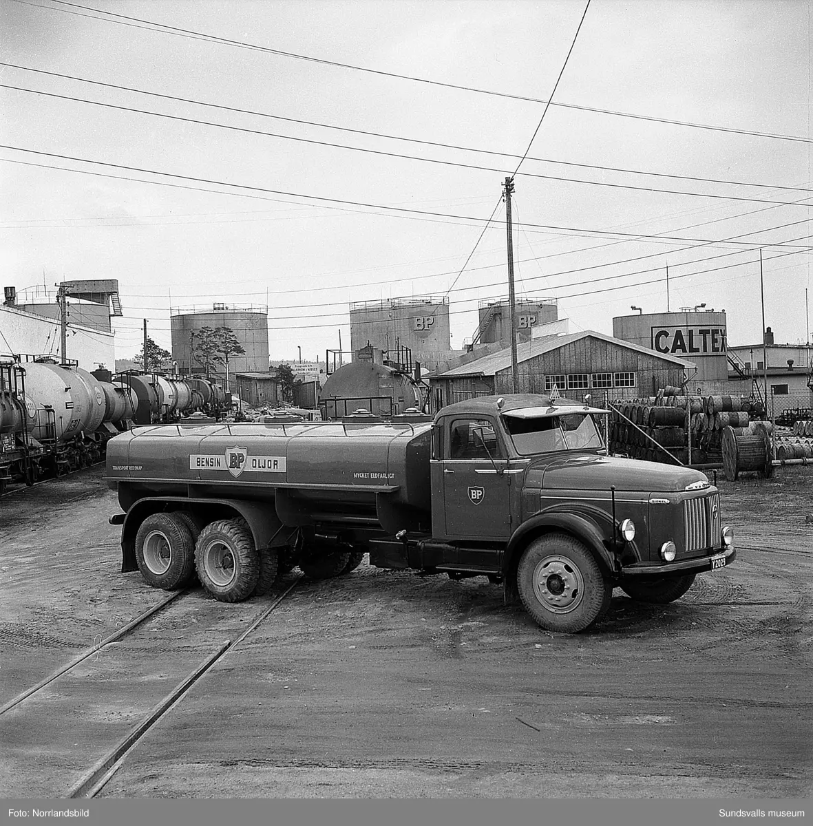 Tankbil vid oljehamnen. - Sundsvalls museum / DigitaltMuseum