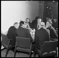 Jubilantfest for herrer. Fra kaffebordene.