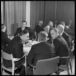 Jubilantfest for herrer. Fra kaffebordene.