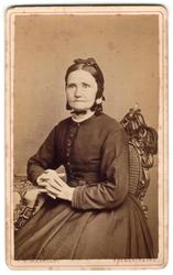 Portrett av ukjent kvinne, ca. 1865-1880.  Antakelig fra Sar
