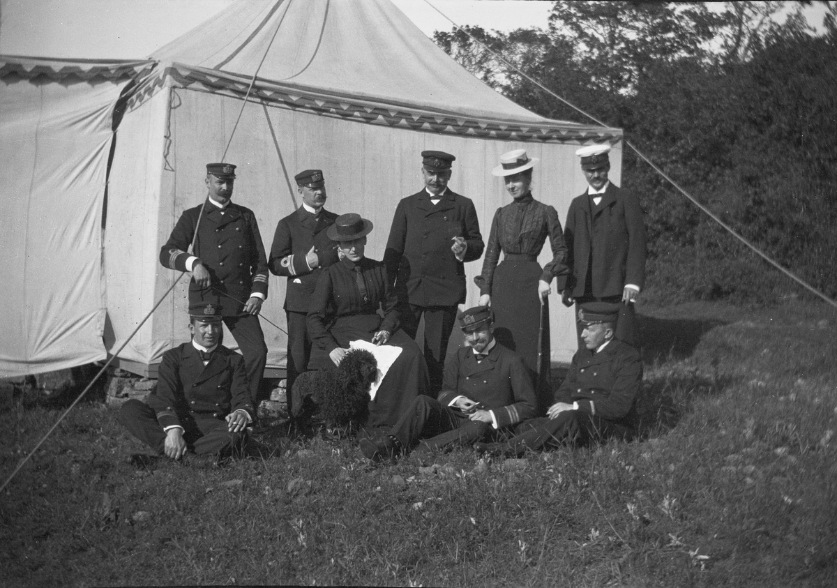 Drottning Victorias bilder. Gruppbild utanför ett tält.
