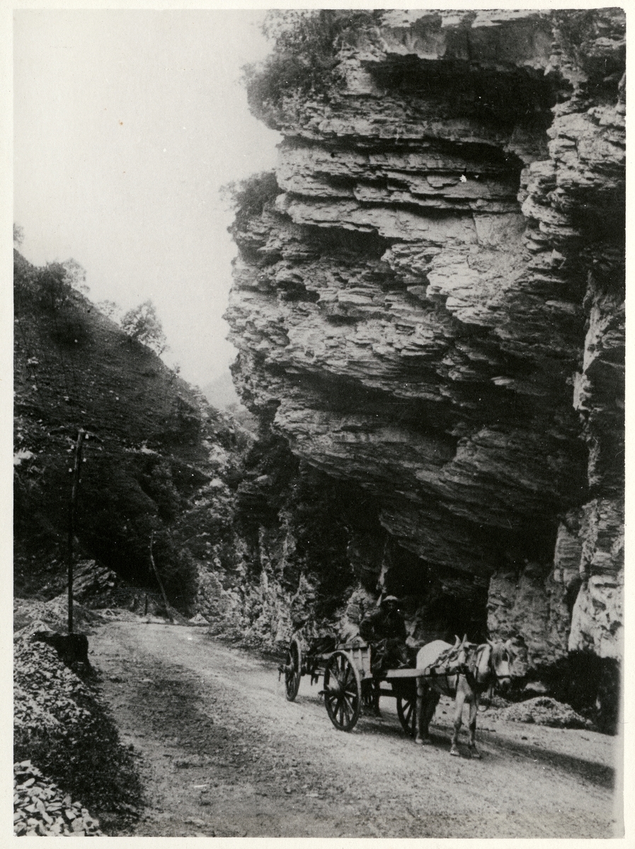 Grusinska härvägen, Kaukasus. 
Bilden ingår i två stora fotoalbum efter direktör Karl Wilhelm Hagelin som arbetade länge vid Nobels oljeanläggningar i Baku.