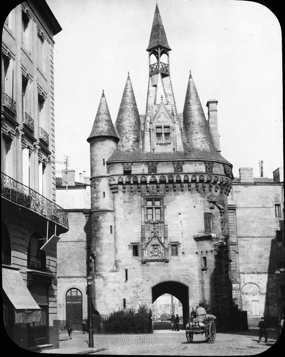 Skioptikonbild med motiv av Porte Cailhau, Bordeaux.
Bilden har förvarats i kartong märkt: Höstresan 1907. Pau 2. Bordeaux 5. No 21.