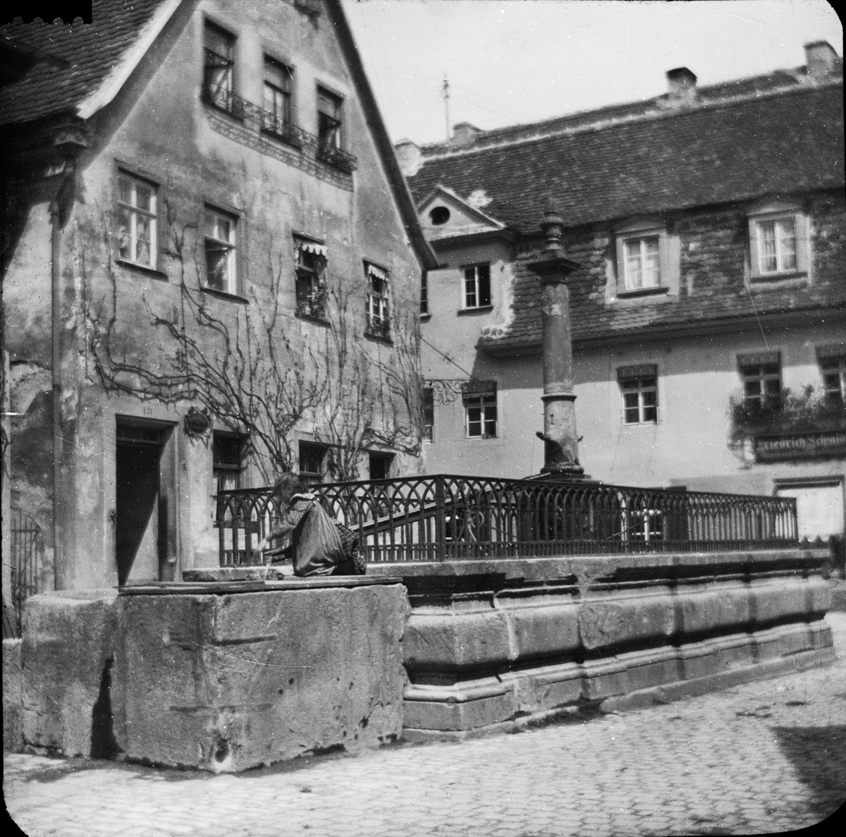 Skioptikonbild med motiv från Rothenburg.
Bilden har förvarats i kartong märkt: Rothenburg I. 1901.