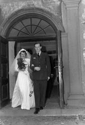 Alf Hestmann med brud utenfor Vår Frue kirke