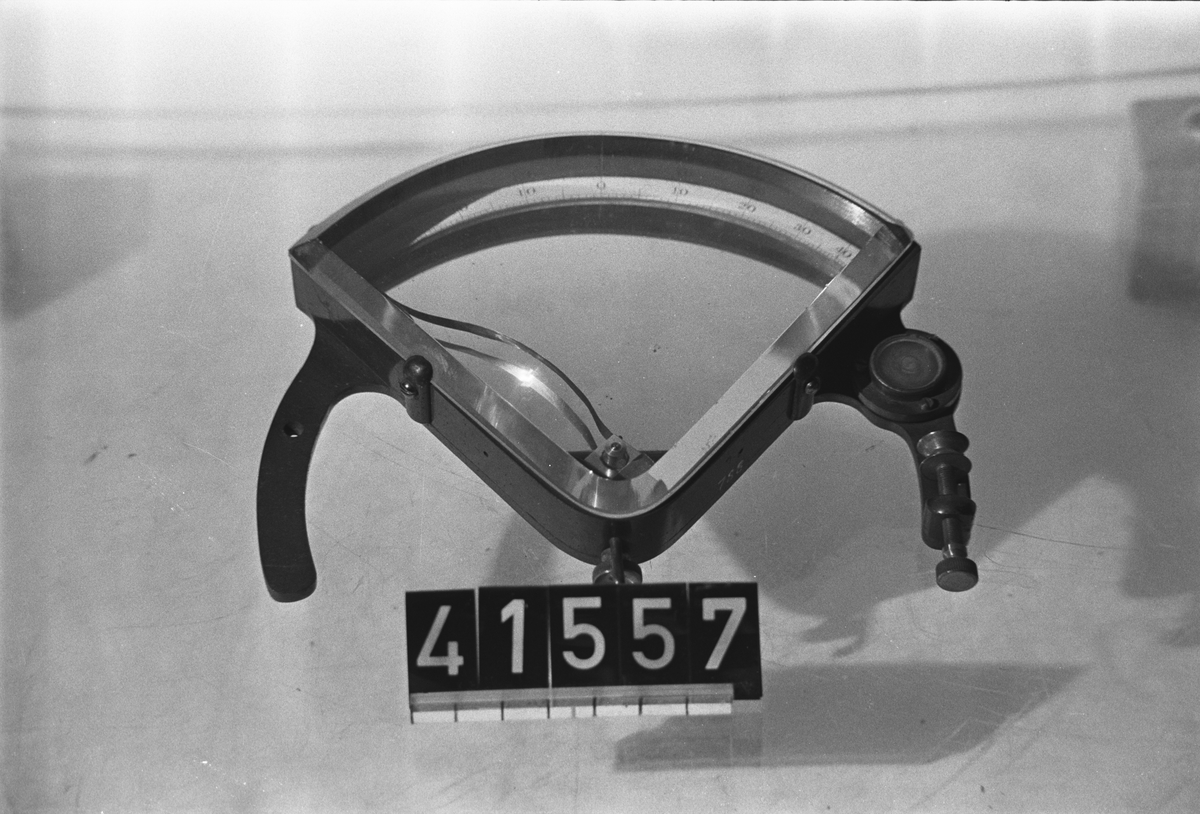 Amperemeter, Thomsons, med reglerbar känslighetsgrad och med tillhörande halvcirkelformig permanent magnet. Märkt på ampèremetern: "Sir W. Thomson's Patent No 93 J.White Glaskow", på plinten: "No 93" och på magneten "10.34 Dec 7th 11 83".