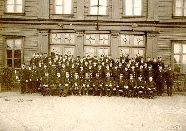 Stationspersonal vid Falköping-Ranten 1907. (Oklara namnuppgifter). Lidén, Ryning, Rüdén, Johansson, Sahlgren, Ekendahl, Norén, Lind, Lindström, Lindblad, Setterberg, Ljungström, Pettersson, Flobäck, Rydén, Vilhelmsson, Bergkvist, Lundh, Vilsson, Fahlgren, Lindblom, Eklöw, Kling, Karlsson, Ström, Fred, Hjalmar, Gustafsson, Johnsson, Svensson, Lundkvist, A. Andersson, Thorén, Bäcklund, Ebenhart, Holmkvist, Kron, Boström, Hägg, Adamsson, Holm. Namnuppgifter av Svea Hallberg: (i de fall där namnen inte är kända markeras med ett x). Översta raden från vänster: Berg(?), x x x x , Sigurd, x, Holmqvist, Gustavsson, x, Boström, Adamsson. Andra raden: x, Dahl, x x x x, Bäcklund, x, Odèn, Pettersson, x x x x, Åkerhage, A. V. Andersson, Nyström, x x, Ström. Tredje raden: Rydén, Magnusson, Englund, x, Tyrén, Svensson, x, Ljunkvist,x x x, Nylén, x. Fjärde raden: x x, Flobeck, x, Berqvist, Lundh, x, Fahlgren, Lindblom, Eklöf, x x,Norén, x x x x, Gustavsson. Femte raden: Lindén, x, Rydén, Johansson, x x , Norén,