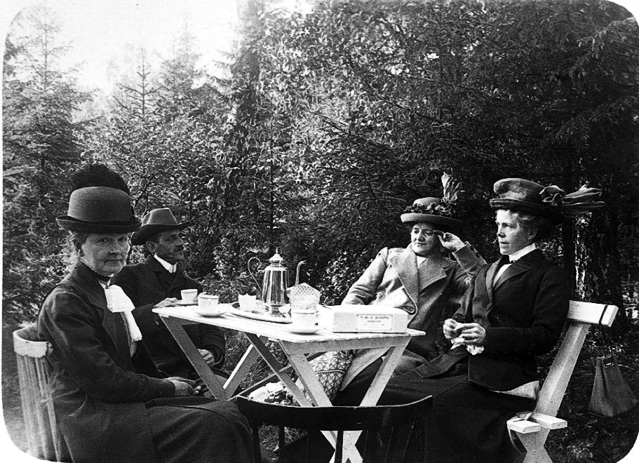 På Mösseberg, Falköping.
Kaffedrickning moster Elin, Gärda, Henrik, okänd 1929.