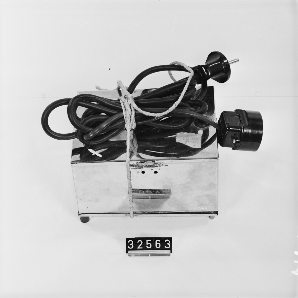 Apparaten är byggd i en pegamoidklädd trälåda med högtalaren placerad i ena kortsidan 100 W.
Tillbehör: En talmikrofon (Webster) , transformator  (110-220 V) med anslutningsledningar, en skarvledning, ett rör samt en kontakt.