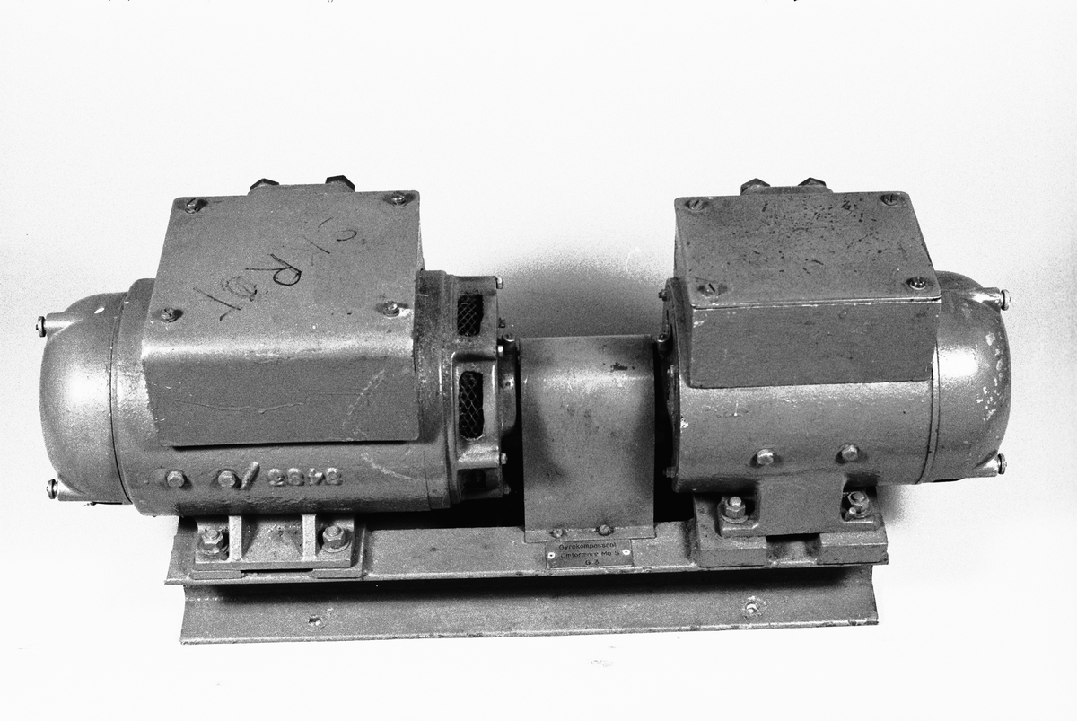 Gyrokompass för fartyg, S.G. Brown typ A. Demonterad, förvaras i trälåda på pall längd: 1200 mm, bredd: 800 mm, höjd: 750 mm. 1) Kompasshus med handtag, kablar och kopplingsbox, diameter: 450 mm, höjd: 500 mm. 2) Manöverskåp för väggmontage med två strömbrytare, V-och A-mätare. Switchb. Type A Mk VIII Ser No 223 650 x 400 x 300. 3) Motor-generator på plint, 750 x 250 x 350 mm. 4) Stativ för kompasshuset. Gjutjärnsram med fjädrande armar för väggmontage. 5) Skrin av ek med putsmedel, 350 x 180 x 300.
