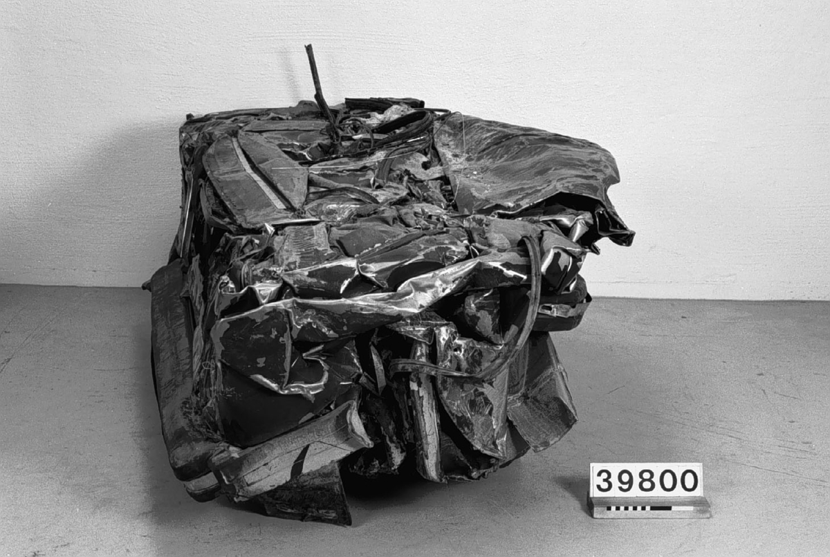 Personbil, kompakterad på Kisa skrot, Kisa, 1992-11-20 av Rune Aronsson. Paketet köpt för skrotpris, ca 10 öre/kilo, dvs 100 kr plus moms.