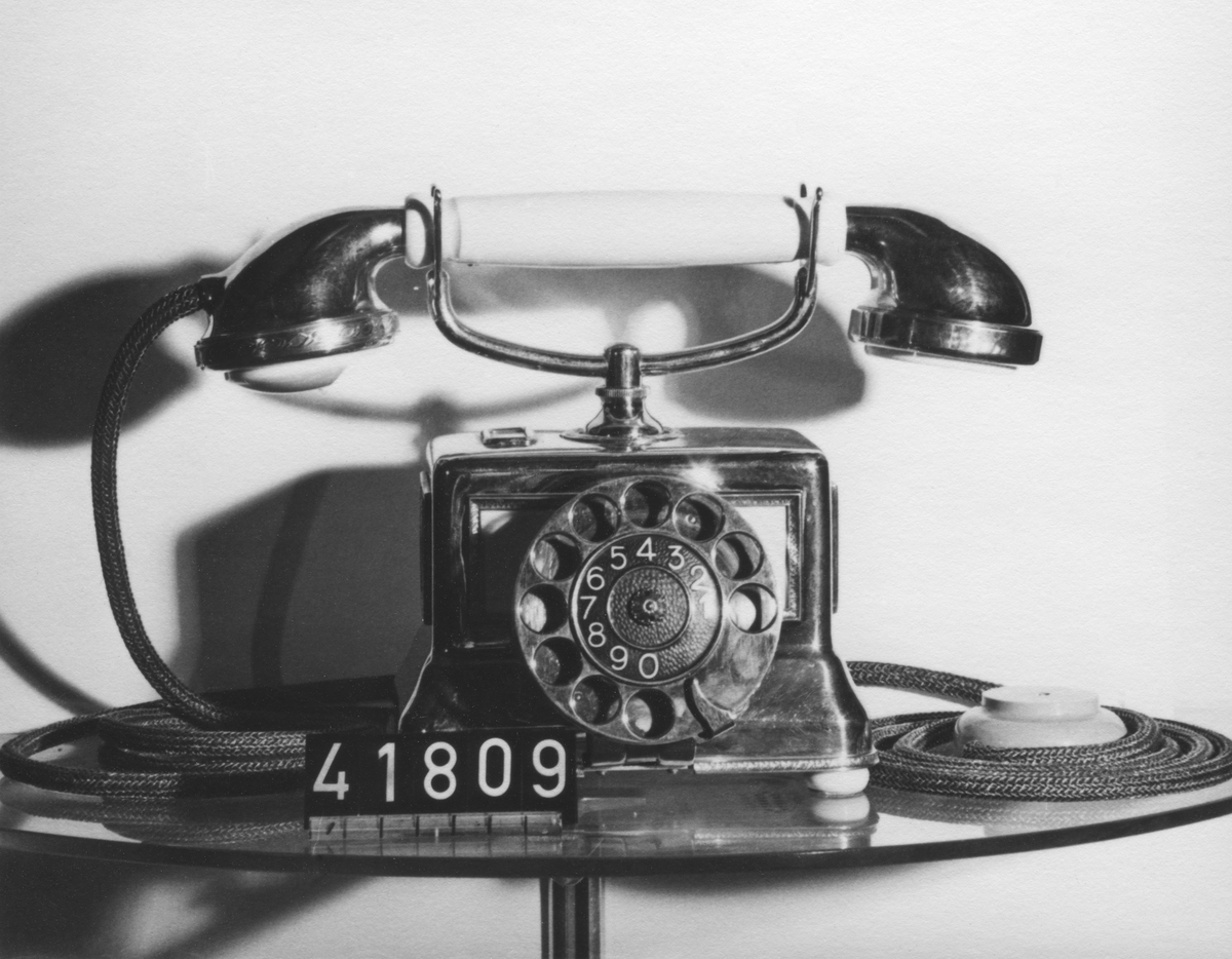 Telefonapparat,  förgylld bordsmodell av elfenben, reklamapparat, AT-system, Wincrantz-apparat.