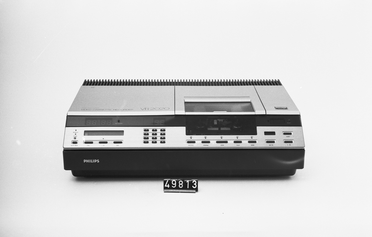 Toppmatad videokassettbandspelare, 4 kassetter medföljer. System Video 2000, vändbara kassetter med upp till 4 timmars inspelning per sida.