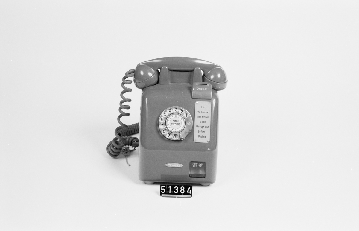 Mynttelefon "Public Telephone" med engelsk text.