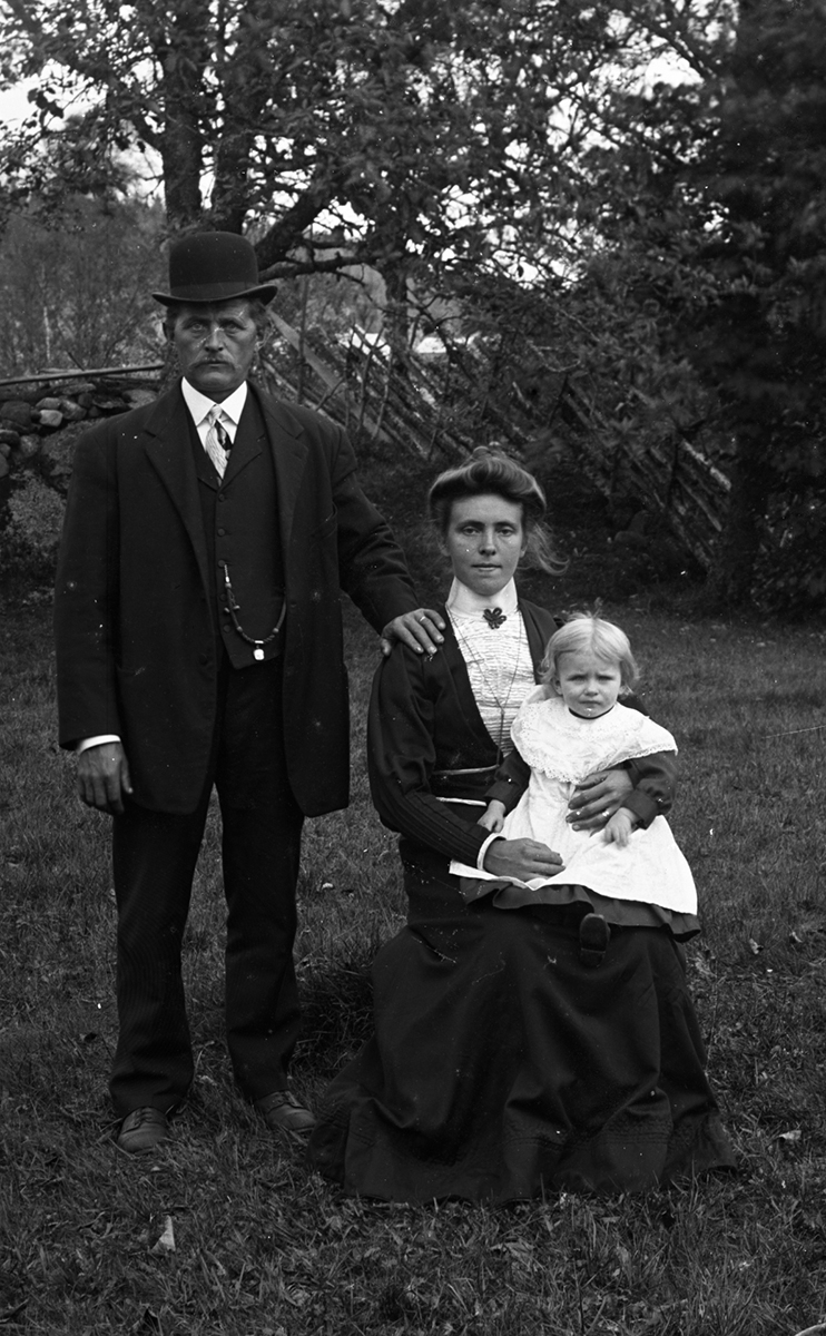 Familjebild. August Johansson med fru Klara och dotter Annie, född 1909. Pipekull.