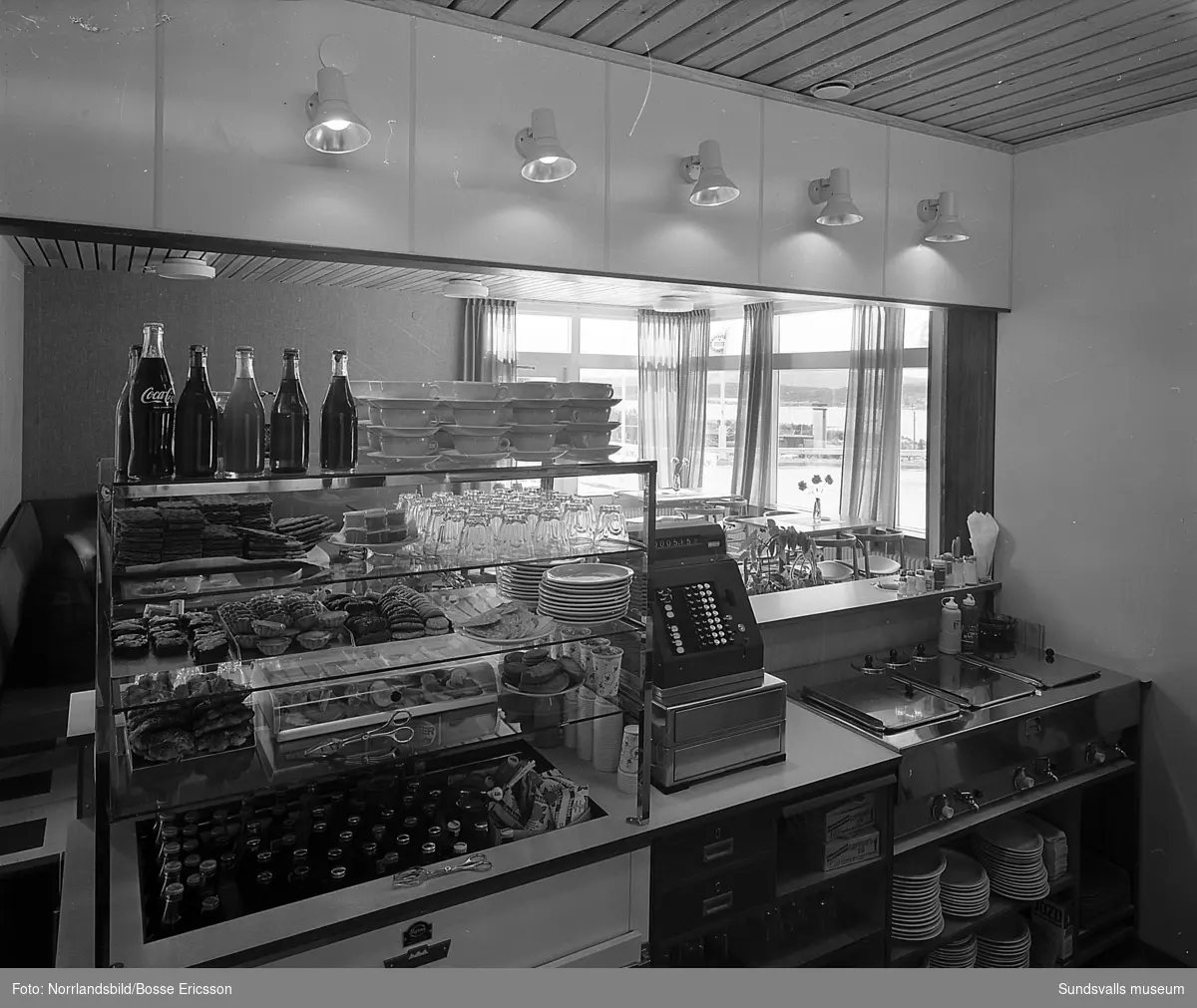 Kafé och matservering vid nya BP på Alnö. Interiörbilder.