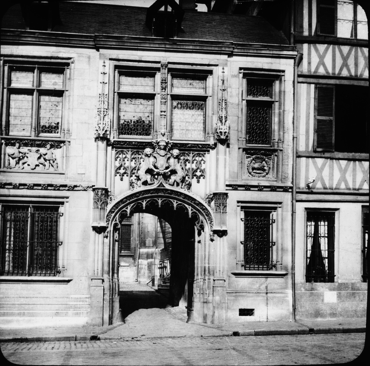 Skioptikonbild med motiv av Hotel du Bourgtheroule i Rouen.
Bilden har förvarats i kartong märkt: Resan 1908. Rouen 7. VI.. Text på bild: "Hotel du Bourgtheroule".