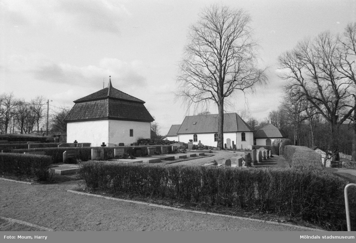 Kållereds kyrka, exteriör, år 1984.

Fotografi taget av Harry Moum, HUM, Mölndals-Posten, vecka 13, år 1984.