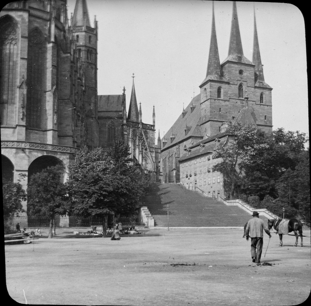 Skioptikonbild med motiv från Erfurt med katedralen Marienkirche och Severikirche.
Bilden har förvarats i kartong märkt: Resan 1908. Erfurt 8. 16