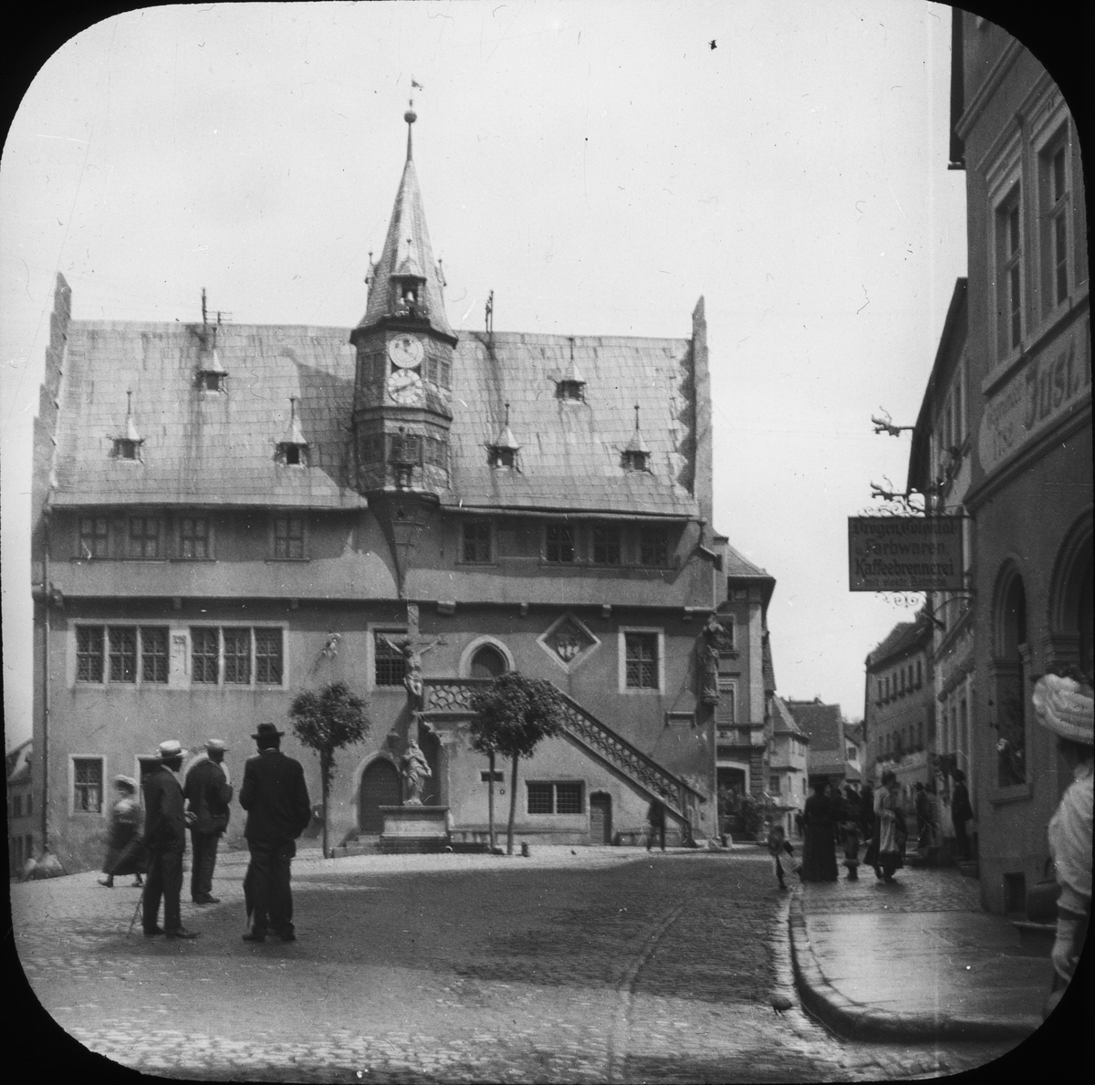 Skioptikonbild med motiv av rådhuset med astronomiskt ur i Ochsenfurt.
Bilden har förvarats i kartong märkt: ?