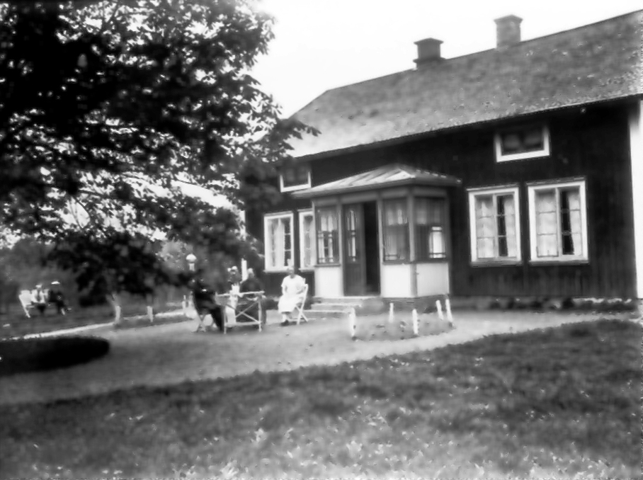Öhrnells i Skumme. Verandan uppför c:a 1927-28. Ludvig och Lovisa Öhrnell och dottern Olga, Gerhard och Verner Öhrnell.