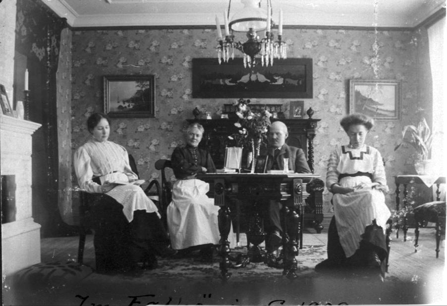 Fr.v. ?, Charlotta Andersson, Charles Andersson, och dottern Elisabeth.