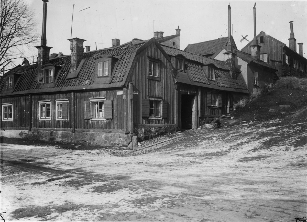 Trähus längs Ölandsgatan och Västgötagatan. Vid rivningen av husen fann man målningar under bruk och väggar.