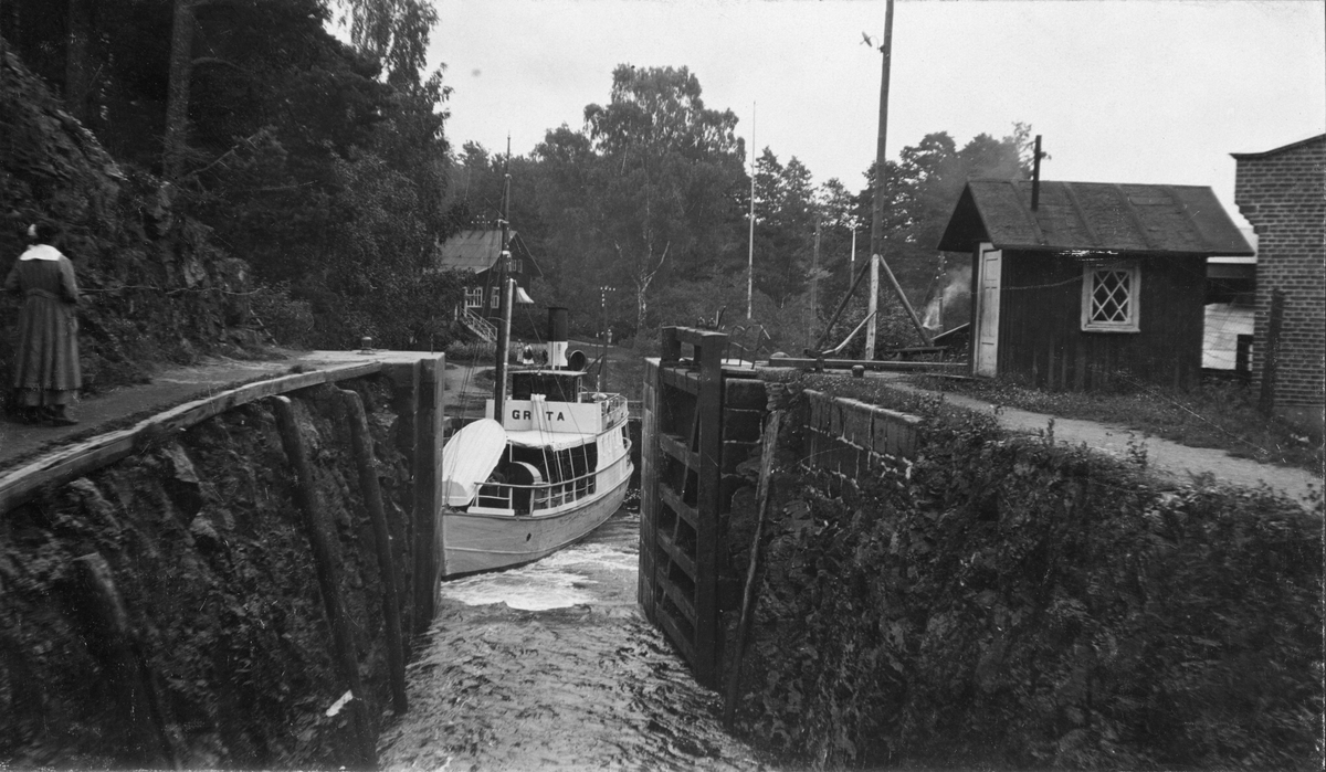 Dalslands Kanal.Fotografiet är taget från övre portarna till slussen omedelbart nedanför akvedukten i Håverud. Ångbåten Greta ligger i slussen nedanför.