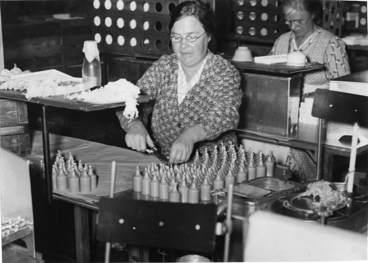 Liljeholmens Stearinfabrik. De f&auml;rgade ljusen f&aring;r en s&auml;rskild behandling.