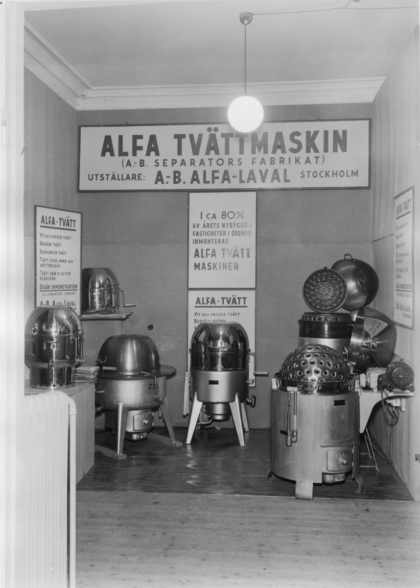 Bygge och Bo-utställningen i Örebro 1937. Alfa Tvättmaskin. Monter för AB Alfa Lavals tvättmaskiner.