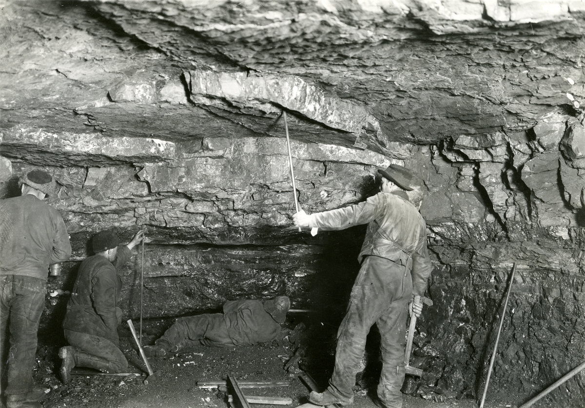 Sveagruvan. Drivning av stora tunneln, gamla gruvan 1918.
