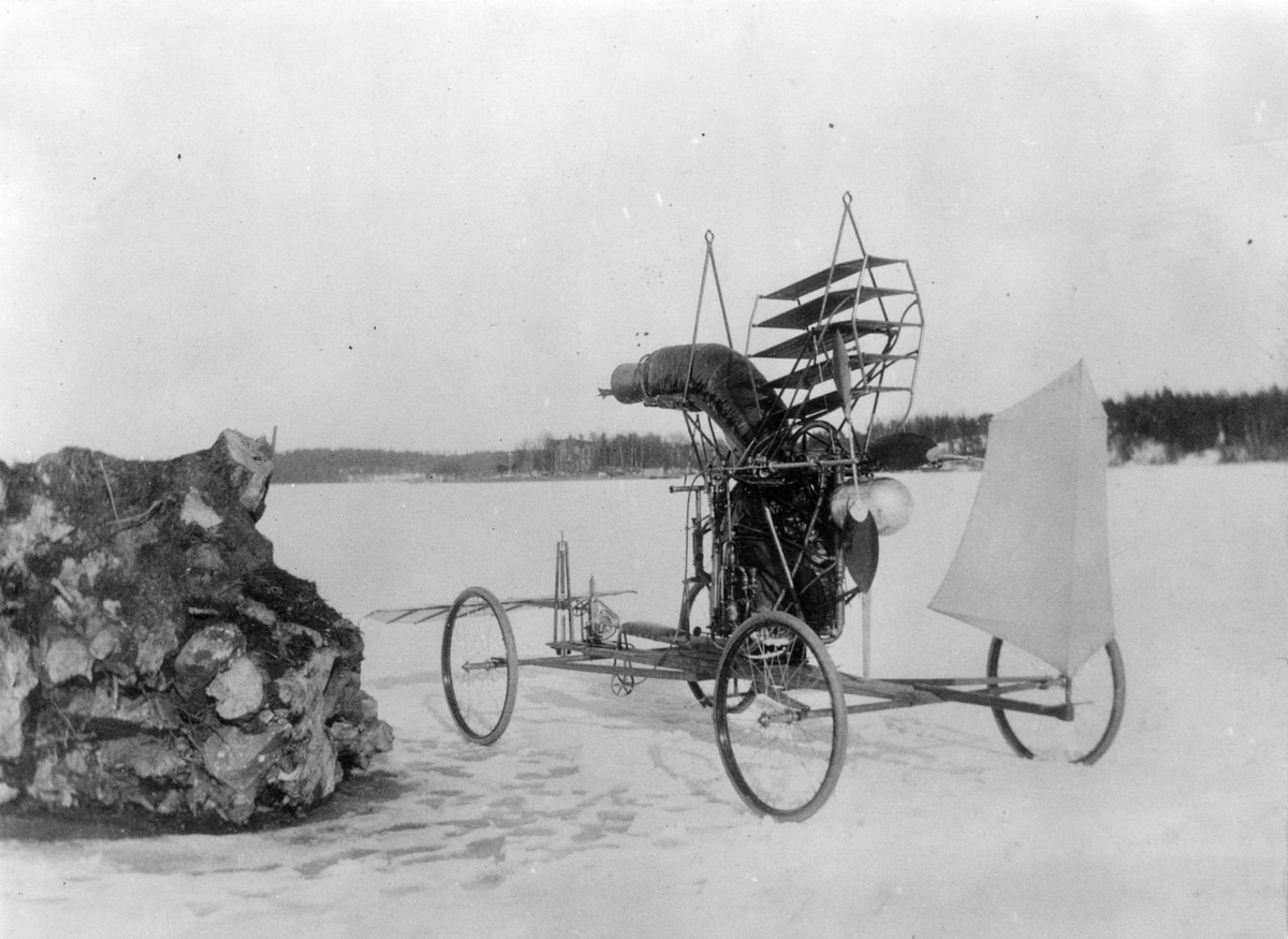 Fabrikör Nybergs modell 1902 med hans egen konstruktion av ångpanna och ångmaskin.