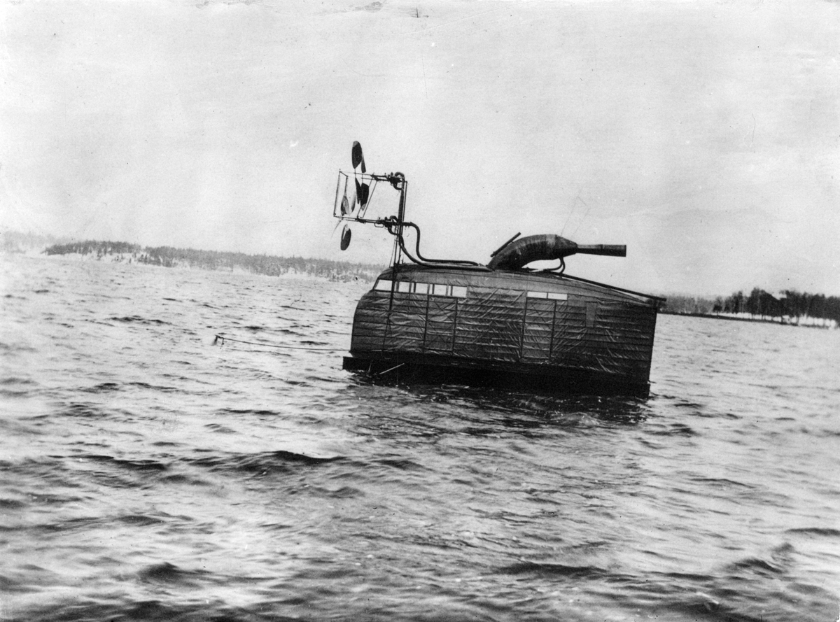 1908 års bärplansbåt "Hydran".