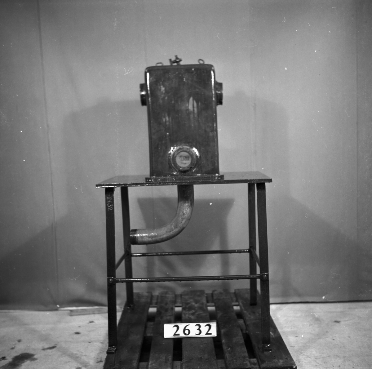 Apparat för torkning under vacuum, på stativbord. (Carl Daniel Ekman).