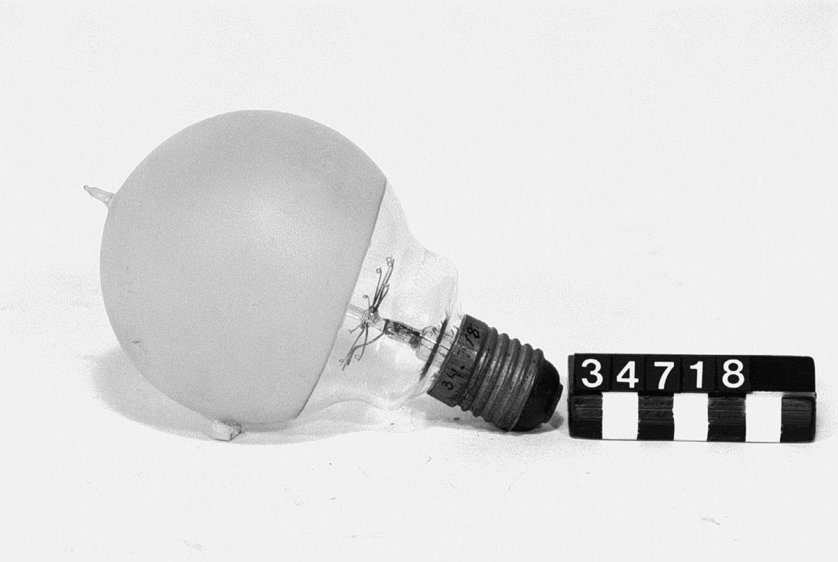 Glödlampa, stor klotlampa med kort hals. Evakuerad och yttermat. Sockel E 27. 343. 50 K 220 K 220 V. 884.