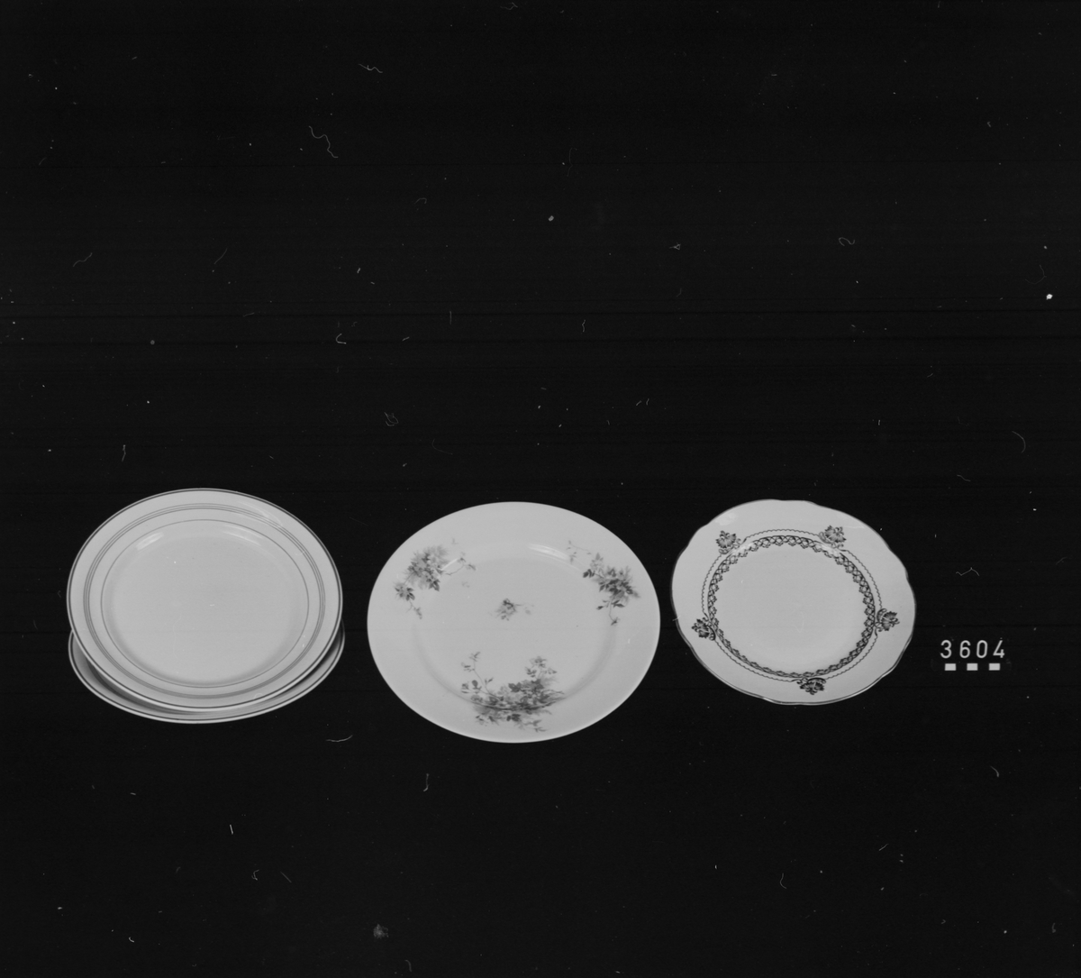 Fyra porslinstallrikar med olika mönster. I botten inbränt: "Bränd i sista emaljugnen å Rörstrand 1926". Diameter: 250-220 mm, vikt: 0,5 resp. 0,33 kg.