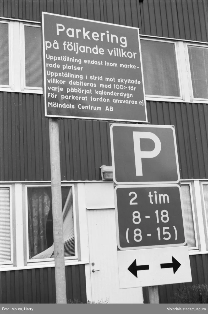 Parkeringsskyltar uppsatta i Kållereds centrum, år 1984.

För mer information om bilden se under tilläggsinformation.
