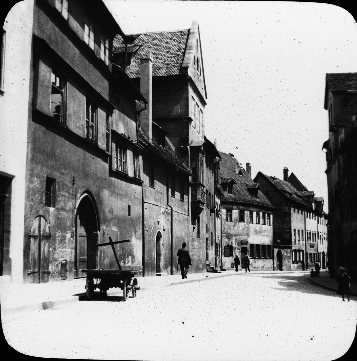Skioptikonbild av Hirschelgasse med Tucherschlösschen till vänster, Nürnberg.

Bilden har förvarats i kartong märkt: Vårresan 1910. Nürnberg 9. XX.