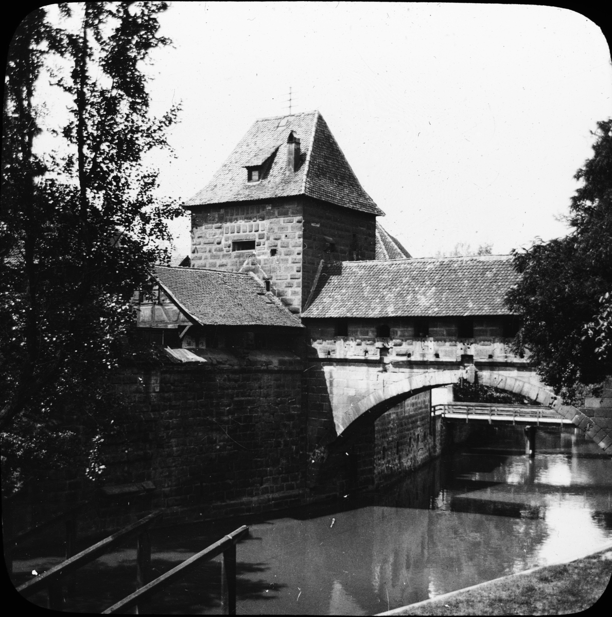 Skioptikonbild med motiv av övertäckt bro i stadsmuren, Nürnberg.
Bilden har förvarats i kartong märkt: Resan 1910. Nürnberg 10. XVIII.