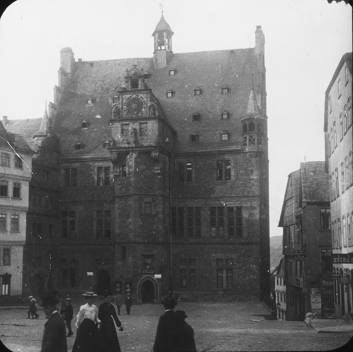 Skioptikonbild med motiv av rådhuset i Marburg.
Bilden har förvarats i kartong märkt: Resan 1904. Marburg.