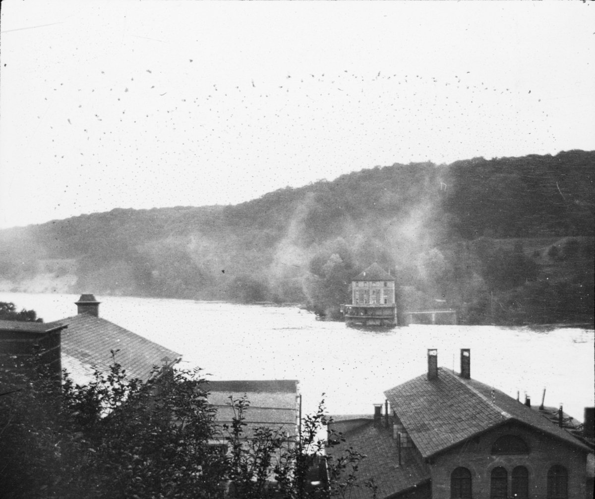Skioptikonbild med motiv av Rheinfallen vid Neuhausen.
Bilden har förvarats i kartong märkt: Resan 1906. Neuhausen 4. Schaffhausen 3.
