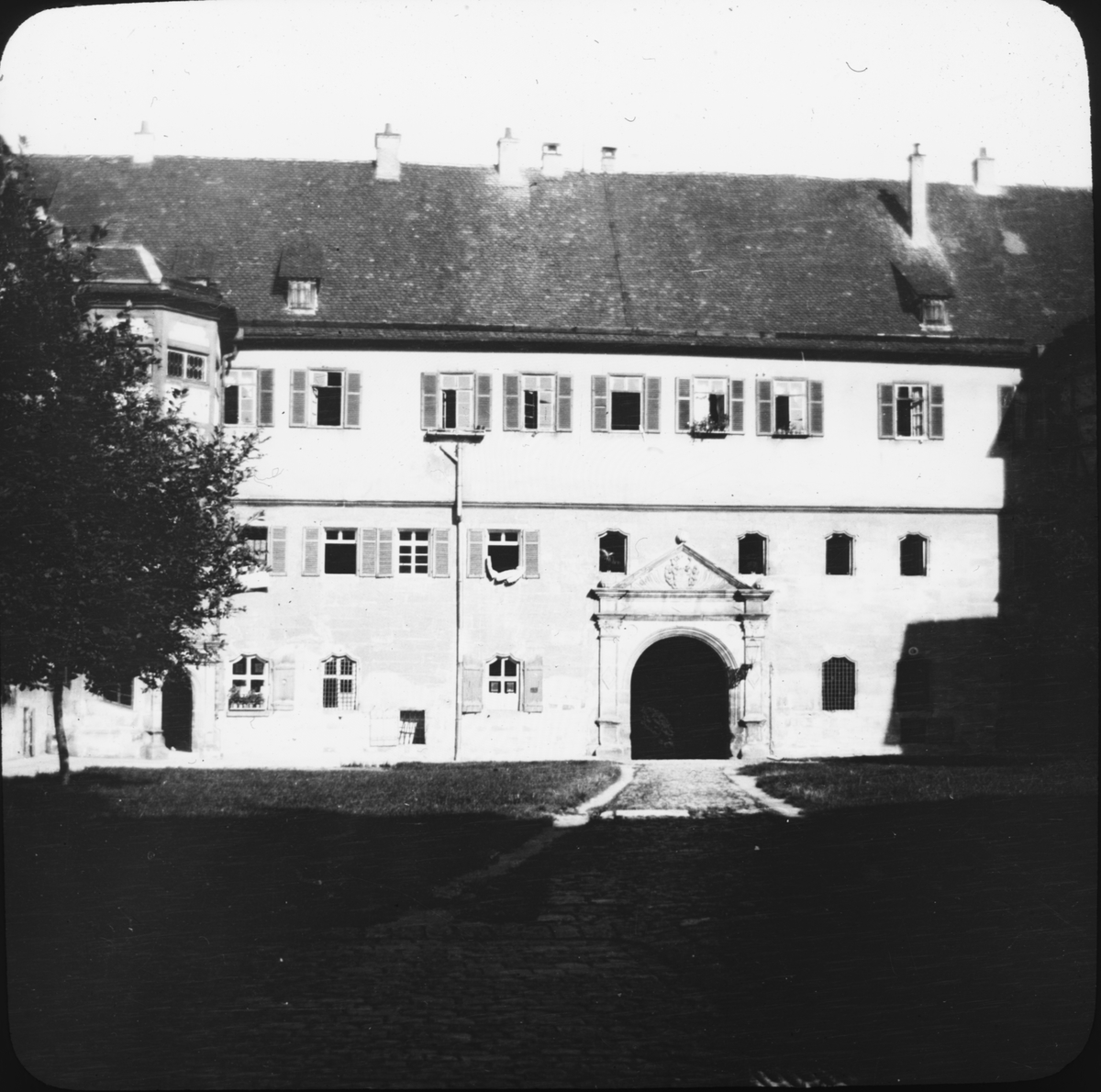 Skioptikonbild med motiv av Schloss Hohen, Tübingen.
Bilden har förvarats i kartong märkt: Resan 1908. Tübingen 7. Text på bild: "Schloss Hohen".