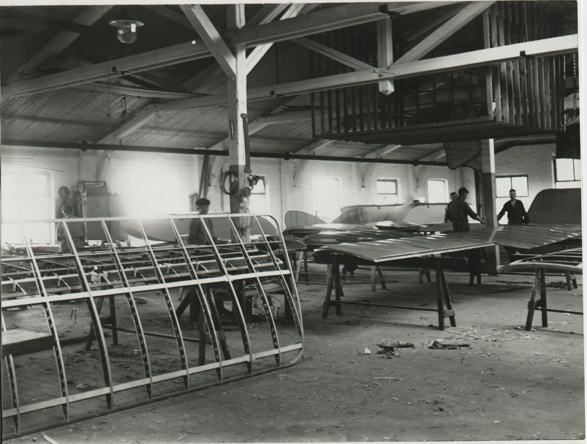 Thulins aeroplanfabrik 1916. Ett hörn i en av vinghallarna.